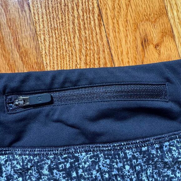 Lululemon mini skirt with a black and white floral pattern (Quick Pace Skirt) - Picture 4 of 7